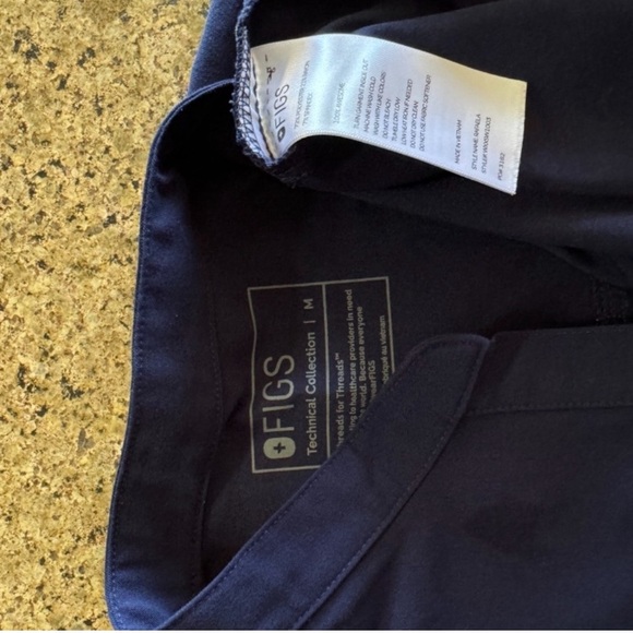 Figs navy set. Rafaela top in medium and Zamora joggers in XL - Picture 5 of 7